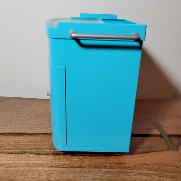 American Girl Truly blue hairstyling caddy missing a few things - Picture 5 of 10